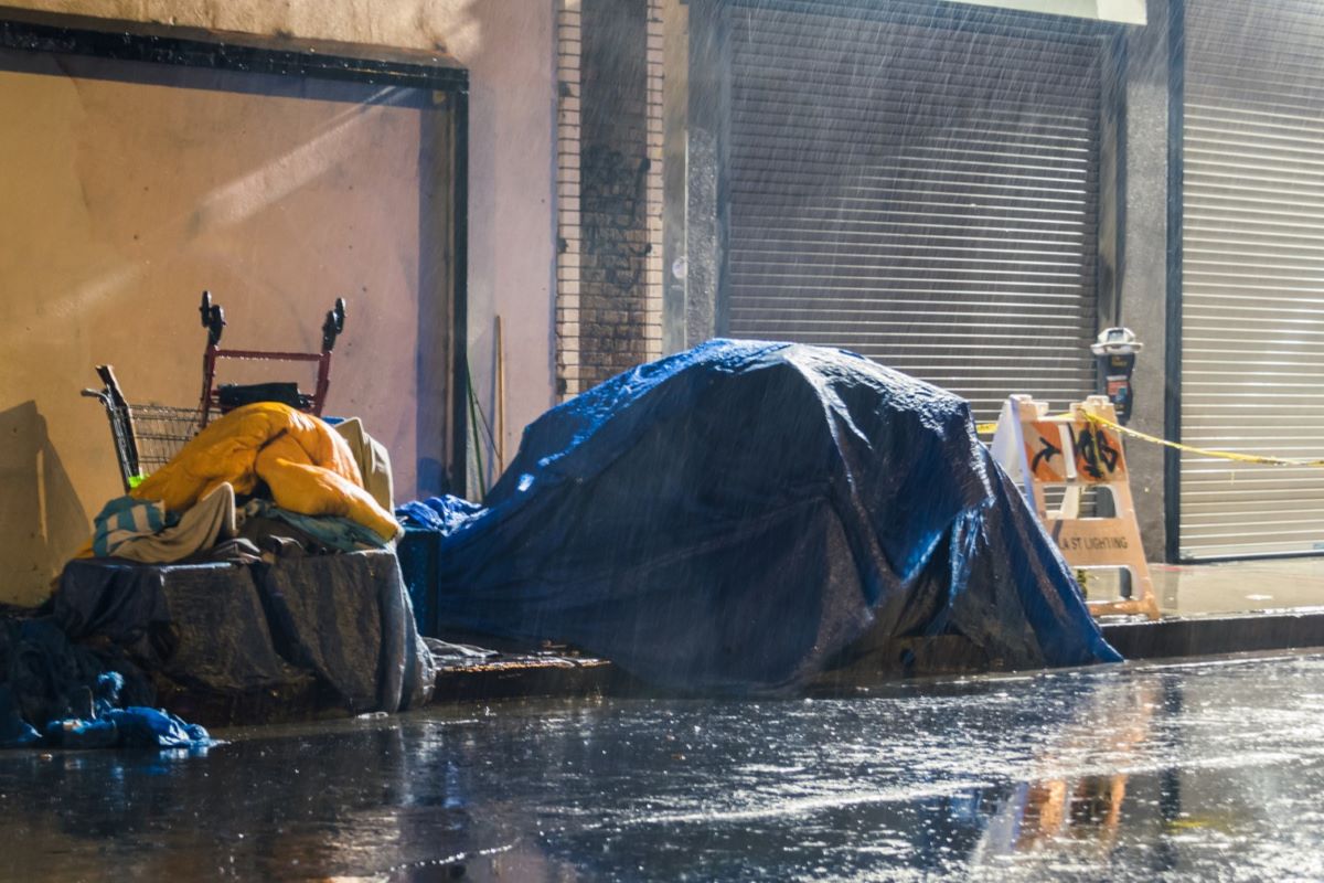 how exposure to extreme weather affects the lifespan of homeless people